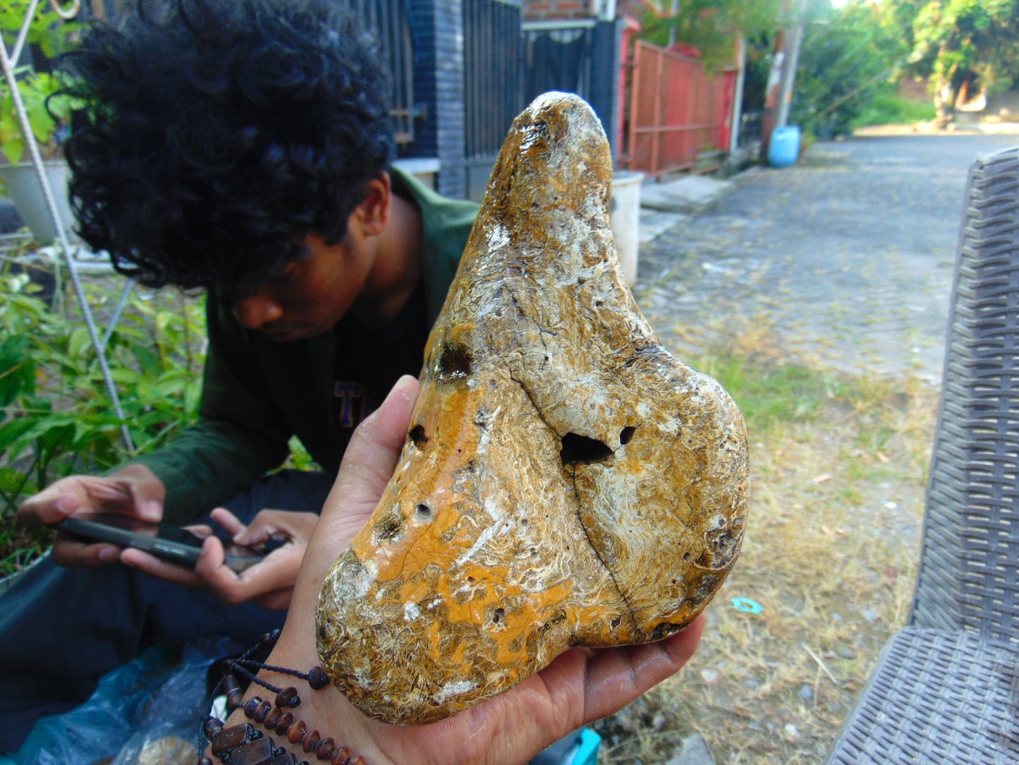 1377 gram Polished Indonesia Yellow Aromatic Amber for Healing 26AYE70