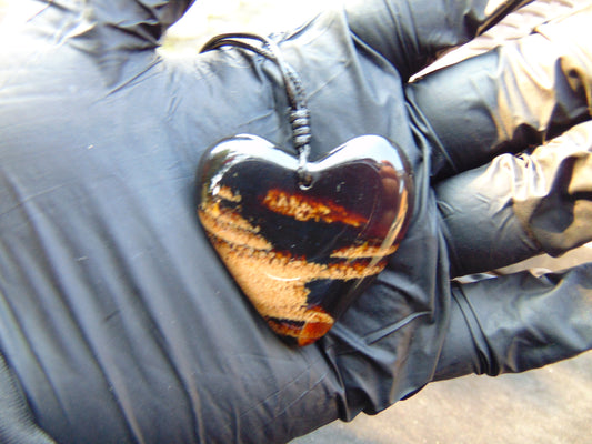 10  gr Heart Pendant Indonesian Amber for Healing )26A204