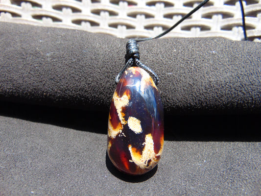 16 gr Teardrop Pendant Indonesian white Amber for Healing 25A63