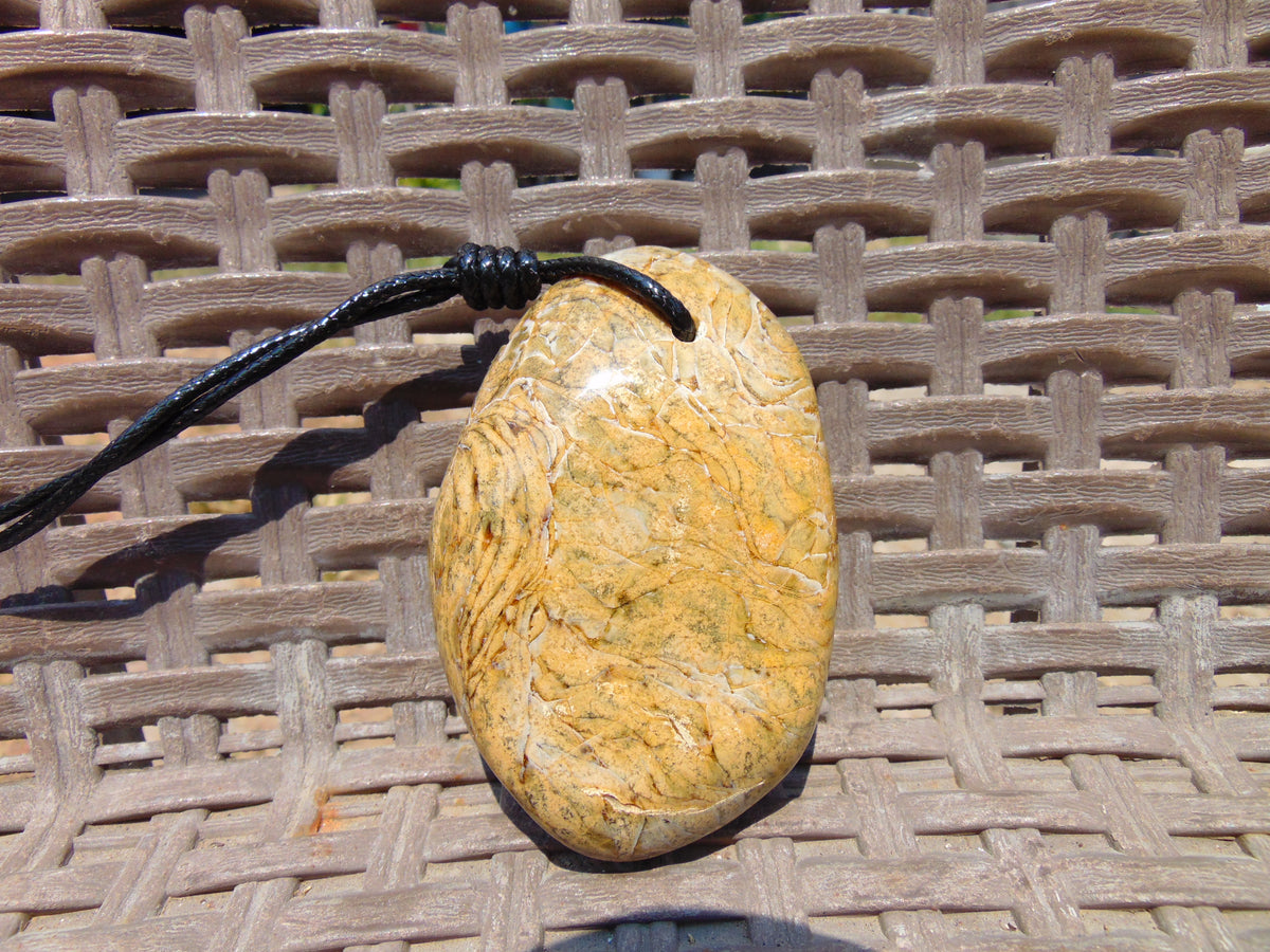68 gr Genuine Natural Indonesian Aromatic Perfumed Yellow Amber Big Pendant 26CPX36
