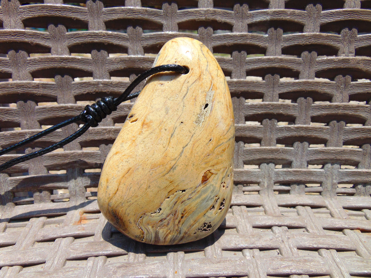 80 gr Genuine Natural Indonesian Aromatic Perfumed Yellow Amber Big Pendant 26CPX152