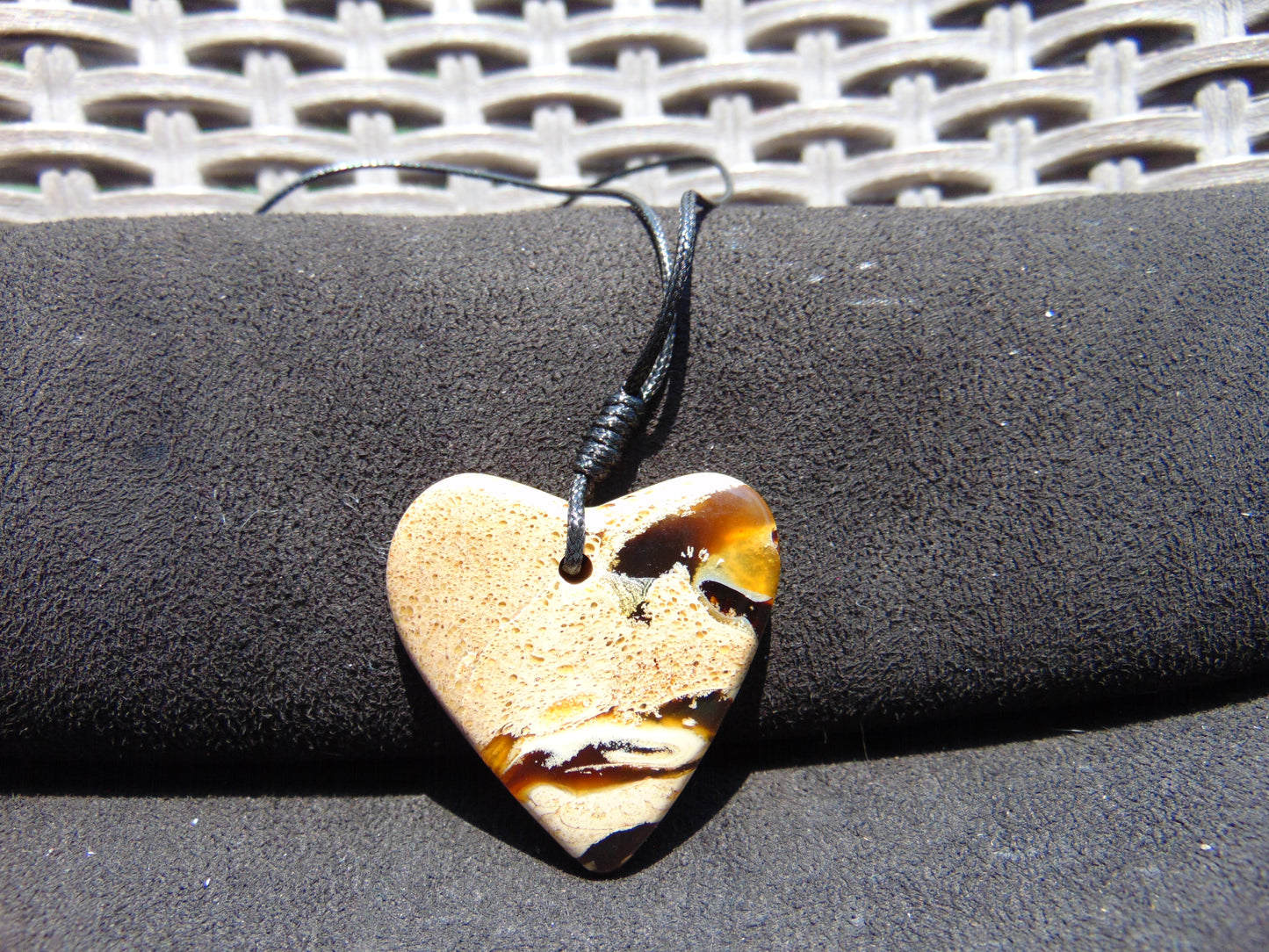 8 gr Heart Pendant Indonesian white Amber for Healing PB175