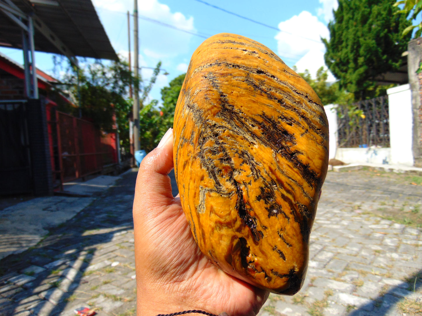 462 gram Polished Indonesia Yellow Fragrance Amber for Healing AYAR06