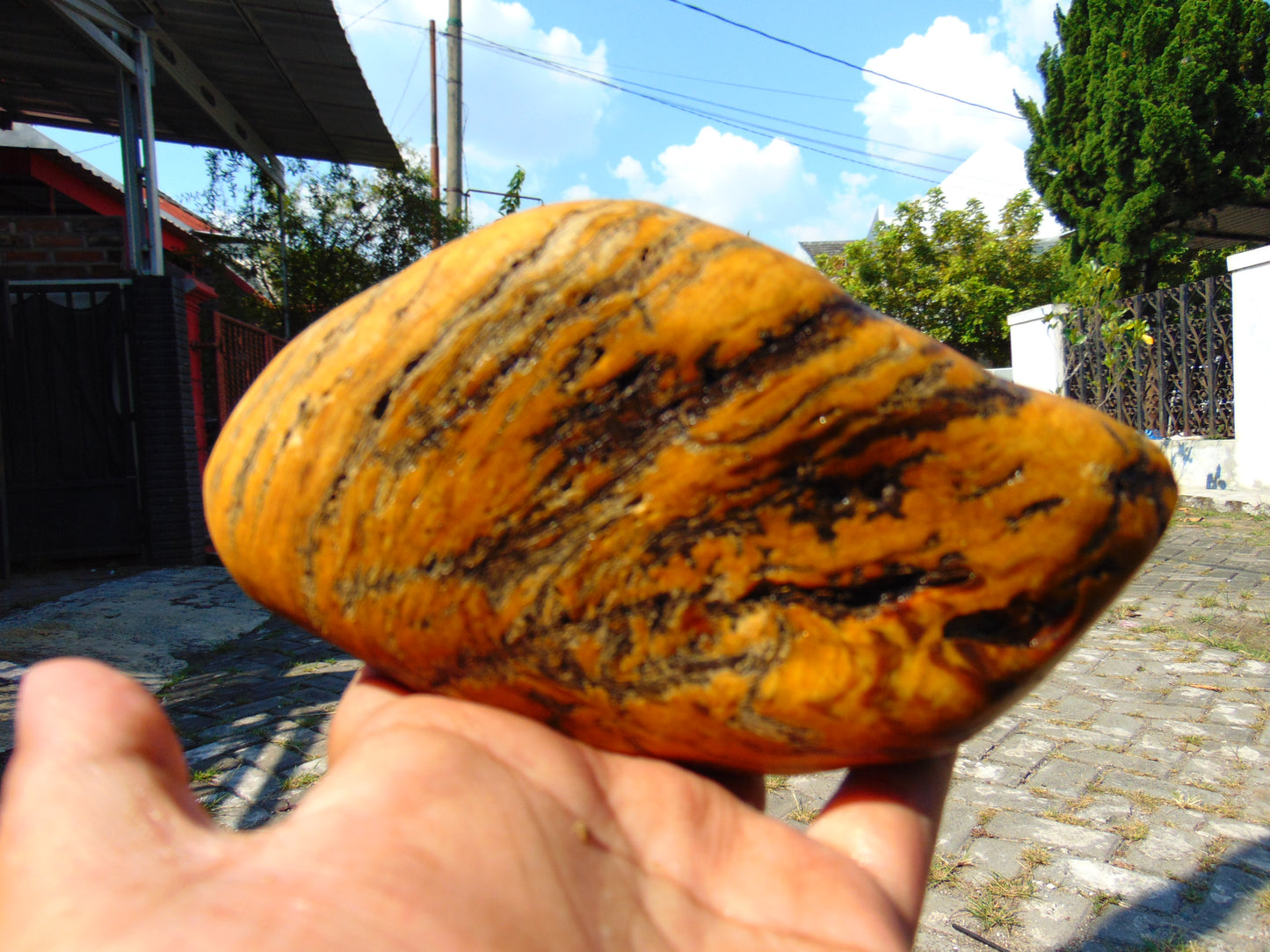 462 gram Polished Indonesia Yellow Fragrance Amber for Healing AYAR06