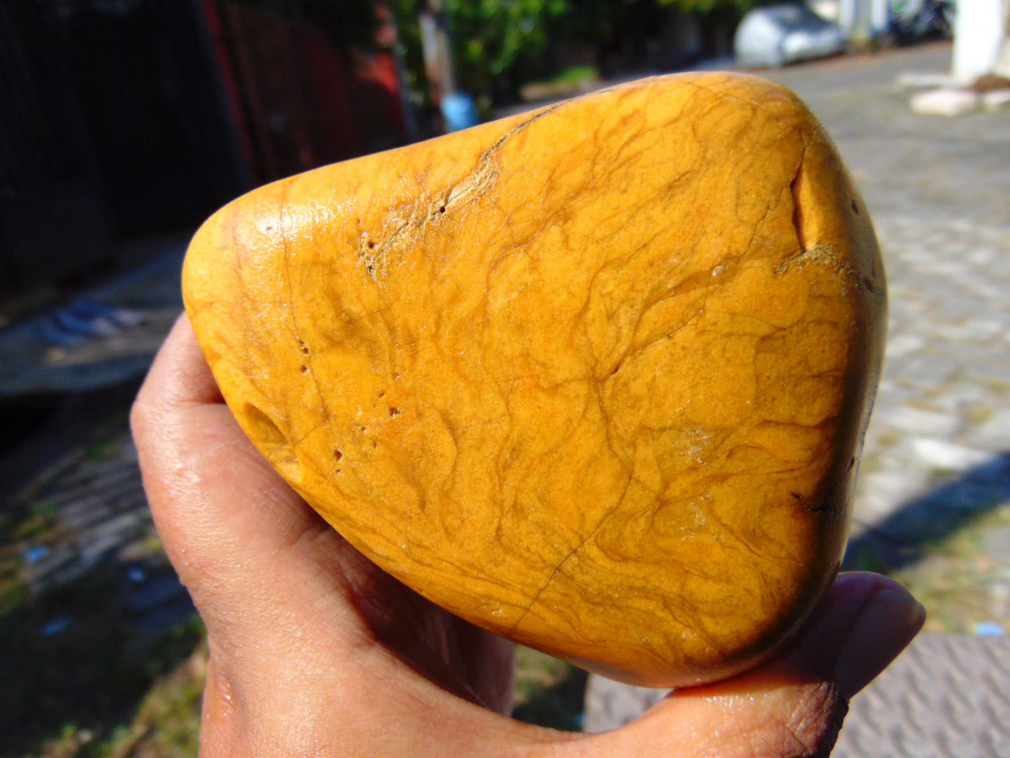 198 gram Polished Indonesia Yellow Fragrance Amber for Healing KM1