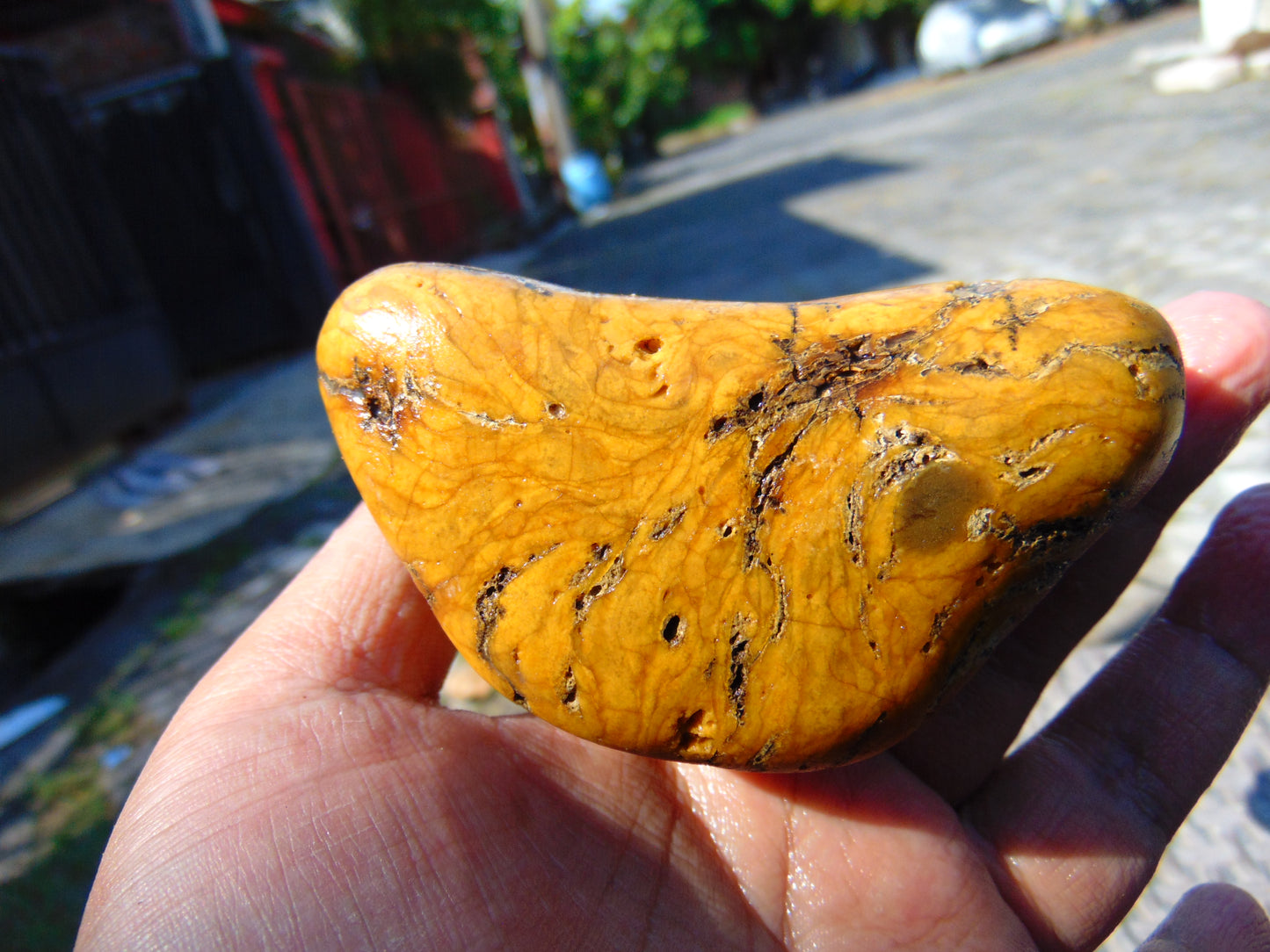 256 gram Polished Indonesia Yellow Fragrance Amber for Healing KM16