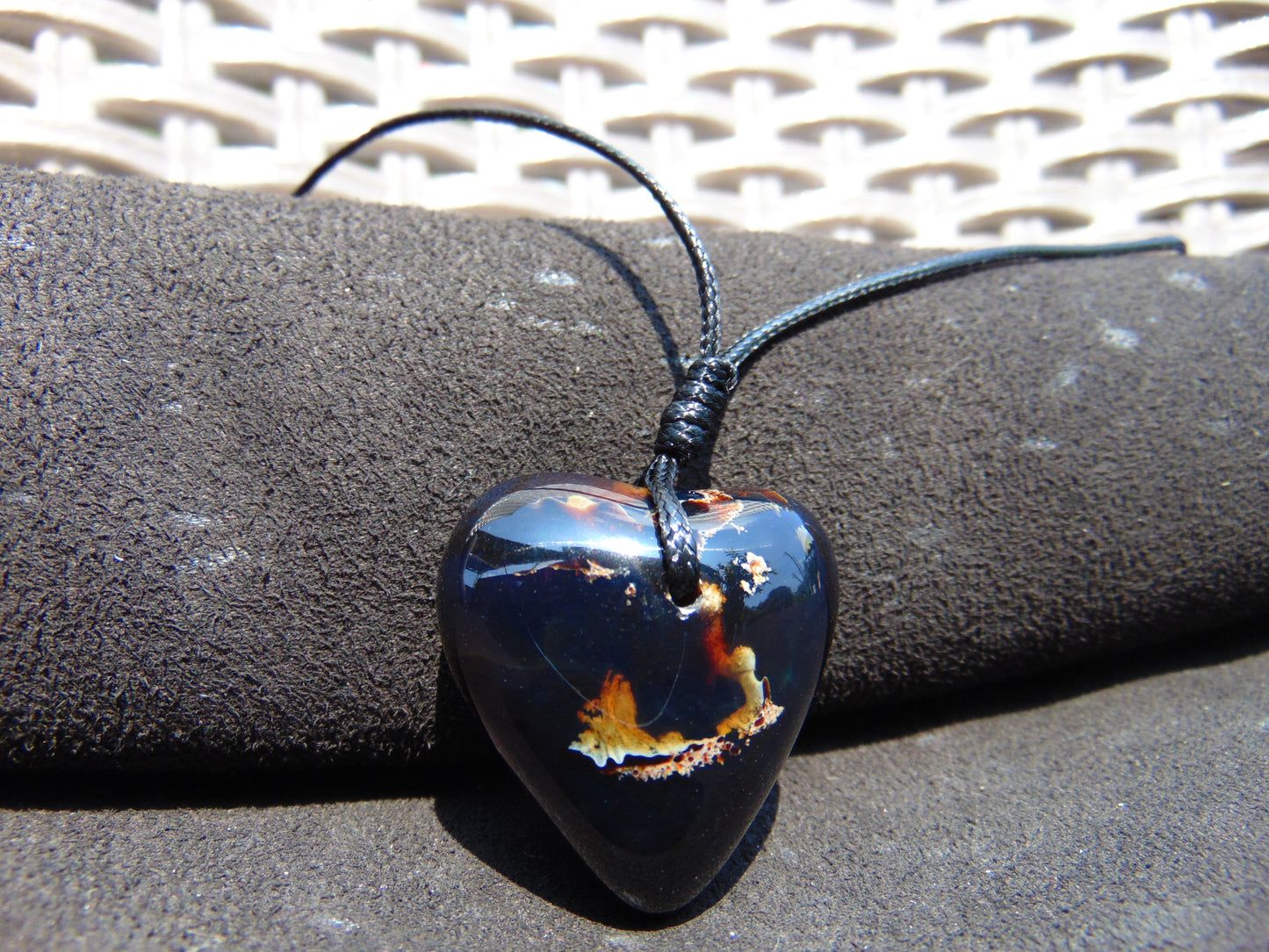 10 gr Heart Pendant Indonesian Black Blue Amber for Healing 25A348