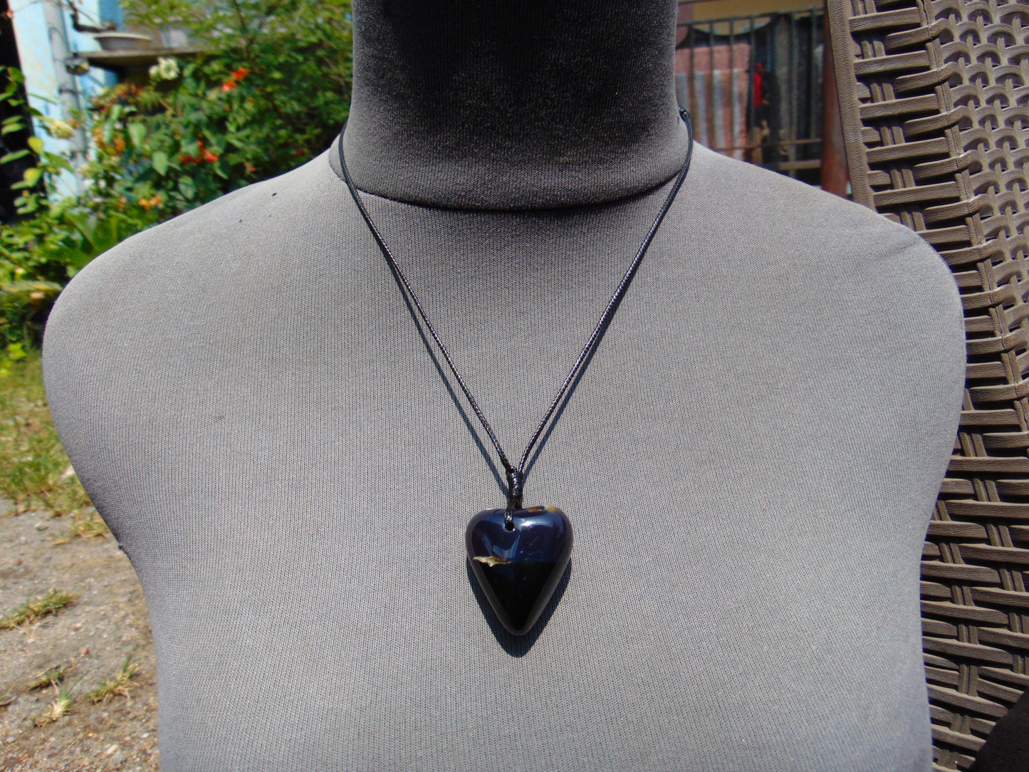 10 gr Heart Pendant Indonesian Black Blue Amber for Healing 25A339