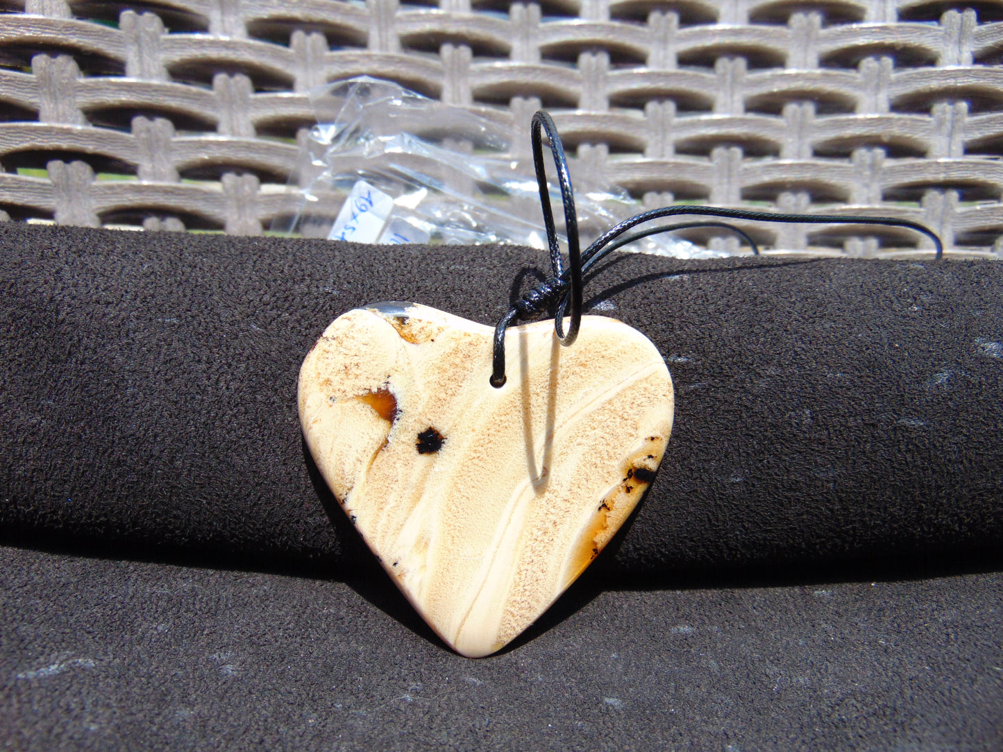 11 gr Heart Pendant Indonesian white Amber for Healing 25A223