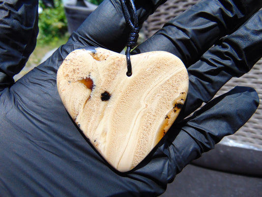 11 gr Heart Pendant Indonesian white Amber for Healing 25A223