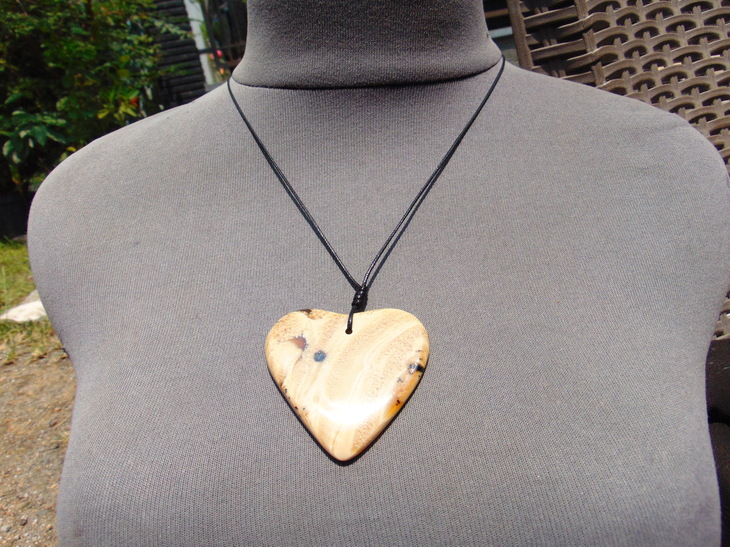 11 gr Heart Pendant Indonesian white Amber for Healing 25A223