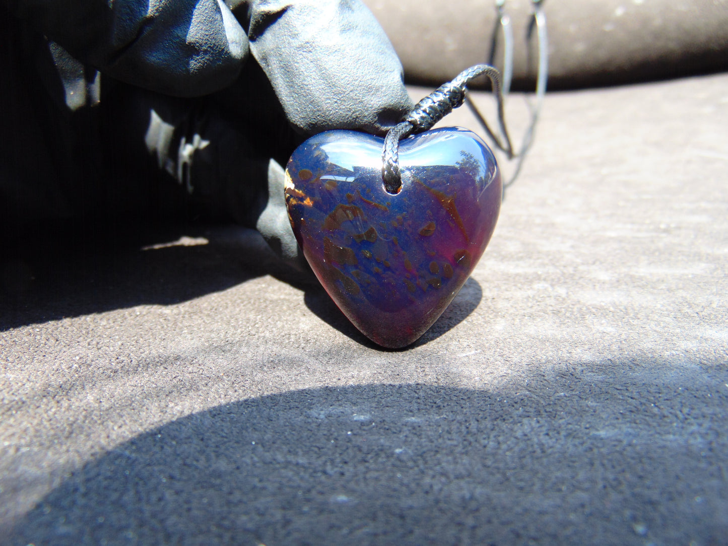 10 gr Heart Pendant Indonesian Black Blue Amber for Healing 25A341