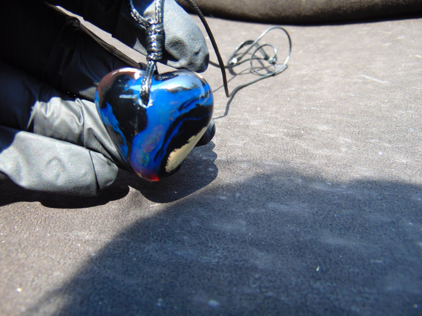 8 gr Heart Pendant Indonesian Black Blue Amber for Healing 25A342
