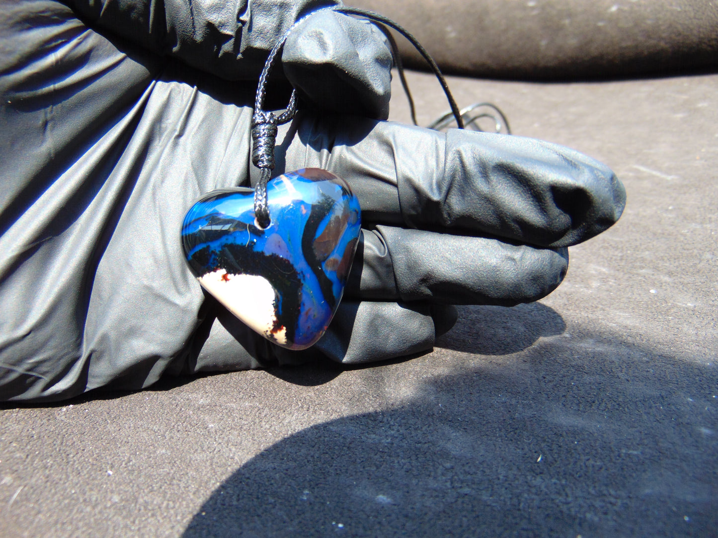 8 gr Heart Pendant Indonesian Black Blue Amber for Healing 25A342