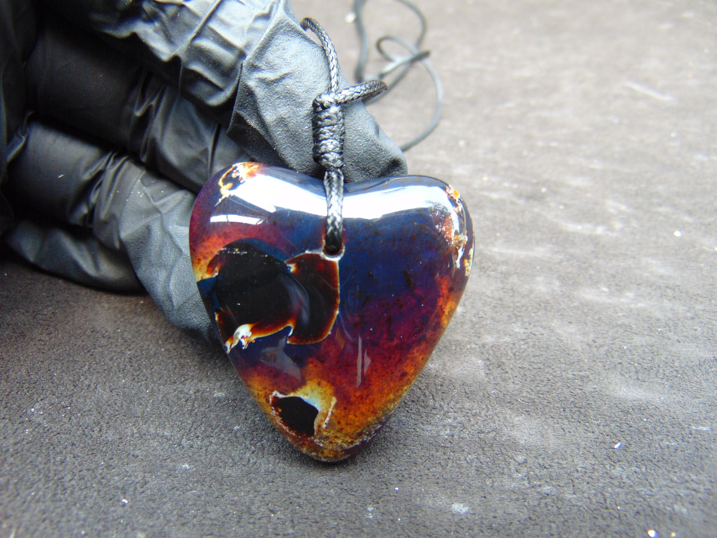 12 gr Heart Pendant Indonesian Black Blue Amber for Healing 25A335