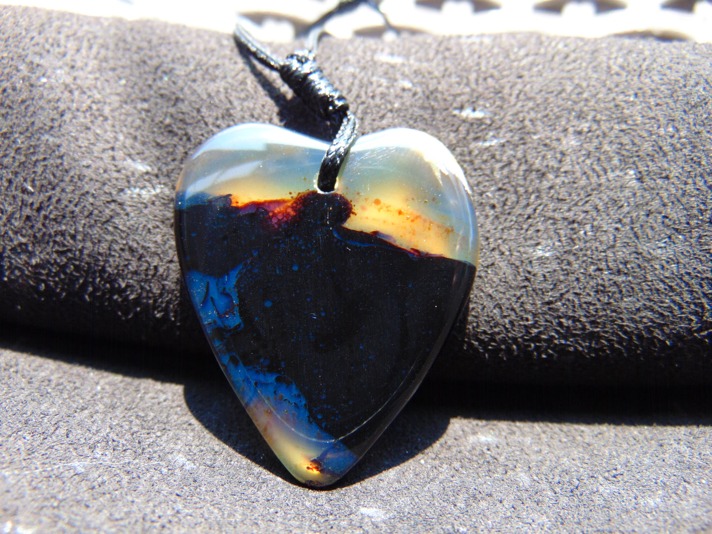 5 gr Heart Pendant Indonesian Black Blue Amber for Healing 25A275