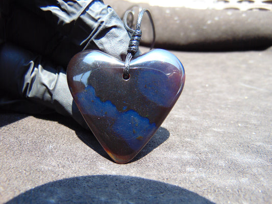8 gr Heart Pendant Indonesian Black Blue Amber for Healing 25A231