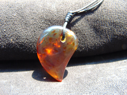 8 gram 40x18x12 mm  Pendant Indonesian Amber for Healing 25Y39
